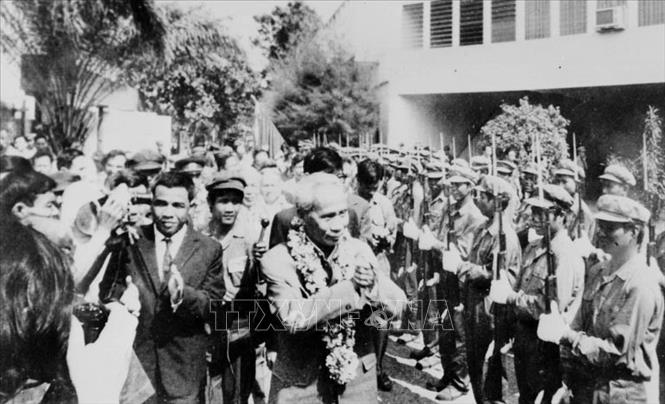 Trong ảnh: Thủ tướng Phạm Văn Đồng thăm Binh đoàn bảo vệ Thủ đô Phnom Penh, trong chuyến thăm chính thức Campuchia, 17/2/1979. Ảnh: Tư liệu TTXVN
