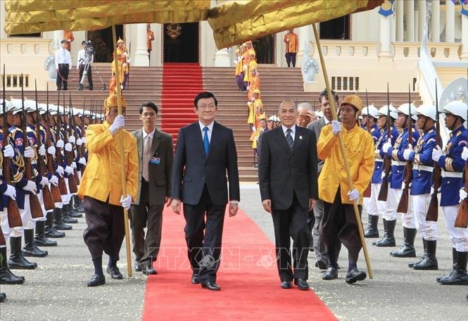 Trong ảnh: Quốc vương Norodom Sihamoni đón Chủ tịch nước Trương Tấn Sang trong chuyến thăm cấp Nhà nước Vương quốc Campuchia, ngày 23/12/2014, tại Hoàng cung ở Thủ đô Phnom Penh. Ảnh: Nguyễn Khang - TTXVN