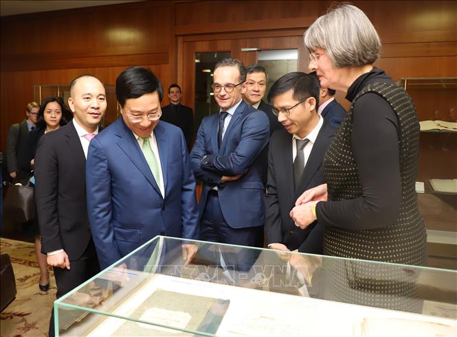 Trong ảnh: Phó Thủ tướng, Bộ trưởng Ngoại giao Phạm Bình Minh xem trưng bày một số tư liệu về quan hệ giữa Đức và Việt Nam tại Trụ sở Bộ Ngoại giao Đức ở Thủ đô Berlin. Ảnh: Phạm Thắng - PV TTXVN tại Đức