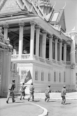 Trong ảnh: Các chiến sĩ Quân đội cách mạng Campuchia tiến vào khu vực Hoàng cung tại thủ đô Phnom Penh, trưa ngày 7/1/1979. Tình đoàn kết, tương trợ lẫn nhau giữa hai nước được thể hiện nổi bật khi quân đội và nhân dân hai nước cùng kề vai sát cánh bên nhau lật đổ chế độ diệt chủng Pol Pot và giúp đỡ nhau trong công cuộc hồi sinh và tái thiết đất nước Campuchia. Ảnh: TTXVN
