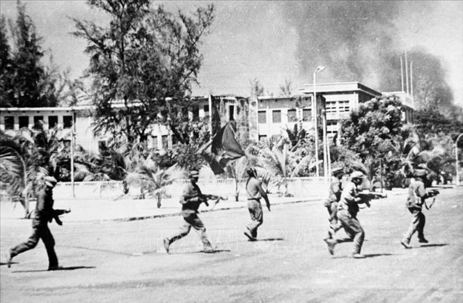 Trong ảnh: Trưa 7/1/1979, các lực lượng vũ trang cách mạng Campuchia cùng Quân tình nguyện Việt Nam tiến vào giải phóng Phnom Penh. Tình đoàn kết, tương trợ lẫn nhau giữa hai nước được thể hiện ở đỉnh cao với việc quân đội và nhân dân hai nước cùng kề vai sát cánh bên nhau lật đổ chế độ diệt chủng Pol Pot và giúp đỡ nhau trong công cuộc hồi sinh và tái thiết đất nước Campuchia. Ảnh: TTXVN
