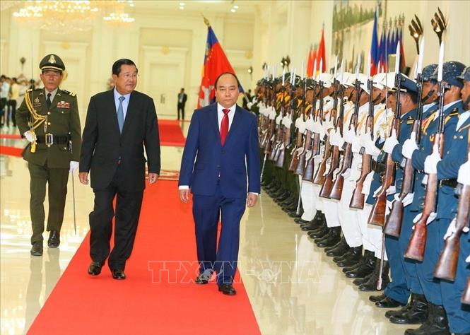 Trong ảnh: Thủ tướng Nguyễn Xuân Phúc và Thủ tướng Chính phủ Hoàng gia Samdech Techo Hun Sen duyệt đội danh dự tại lễ đón, trong chuyến thăm chính thức Vương quốc Campuchia từ ngày 24-25/4/2017. Ảnh: Thống Nhất – TTXVN