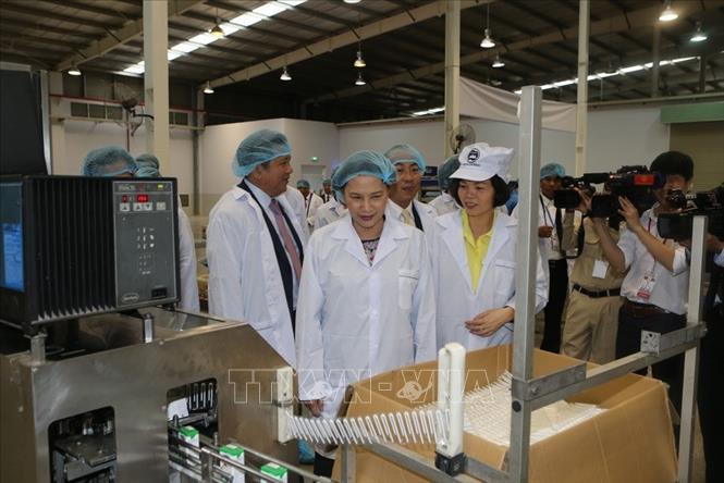 Trong ảnh: Chủ tịch Quốc hội Nguyễn Thị Kim Ngân thăm phân xưởng sản xuất của Nhà máy sữa Angko Milk, chiều 28/9/2016, trong khuôn khổ chuyến thăm hữu nghị chính thức Vương quốc Campuchia. Ảnh: Trọng Đức – TTXVN


