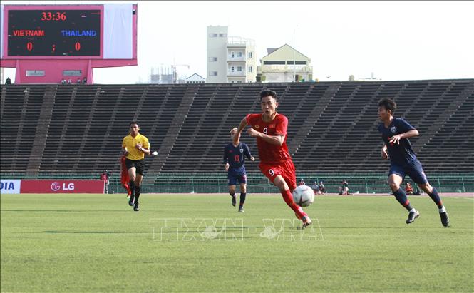 Trong ảnh: Cầu thủ U22 Việt Nam triển khai bóng tấn công. Ảnh: Tuấn Cương-TTXVN