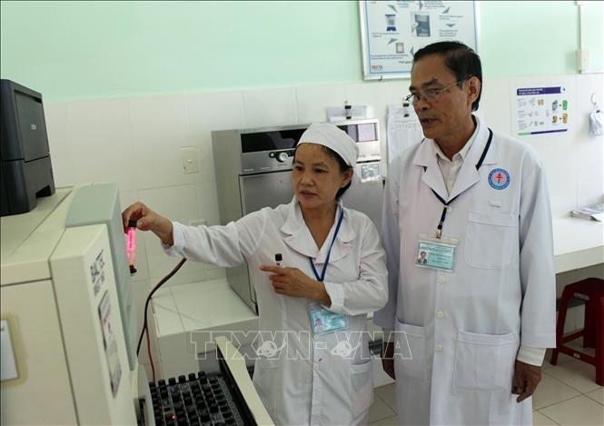 Trong ảnh: Bác sĩ Trần Ngọc Pháp (bên phải) là người đi tiên phong trong việc áp dụng những phương pháp mới trong điều trị bệnh lao. Ảnh: Đỗ Trưởng - TTXVN