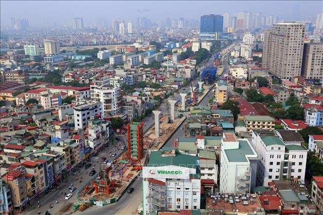 Trong ảnh: Tại gói thầu XL 01 thi công xây dựng đoạn cầu cạn từ trụ P63 đến Ngã Tư Sở, các đơn vị đã đổ được hơn 300 cọc khoan nhồi, 30 nhịp dầm đúc..., khi hoàn thành rộng từ 53,5 đến 63,5 m (phần đi bằng) kết hợp với tuyến đường bộ trên cao rộng 19m sẽ trở thành một con đường hiện đại của Thủ đô. Ảnh: Huy Hùng - TTXVN Ảnh: Huy Hùng - TTXVN 