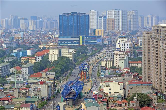 Trong ảnh: Thi công tuyến đường trên cao tại đường Trường Chinh đoạn từ Ngã Tư Vọng đến ngã tư đường Tôn Thất Tùng. Ảnh: Huy Hùng - TTXVN 