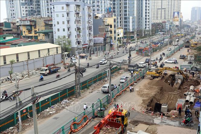 Trong ảnh: Các đơn vị đang tiến hành thi công hạng mục thoát nước và hạ tầng kỹ thuật trên đường Minh Khai. Ảnh: Huy Hùng - TTXVN 