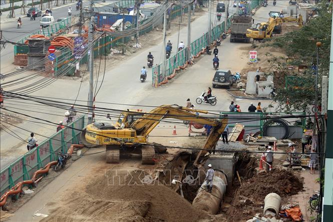 Trong ảnh: Thi công hạng mục thoát nước và hạ tầng kỹ thuật trên đường Minh Khai. Ảnh: Huy Hùng - TTXVN 