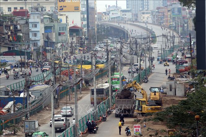 Trong ảnh: Trên đường Minh Khai đoạn từ cầu Vĩnh Tuy đến cầu Mai Động đã được rào chắn để chuẩn bị thi công phần cầu cạn (nằm trong giải phân cách giữa của tuyến đường). Ảnh: Huy Hùng - TTXVN