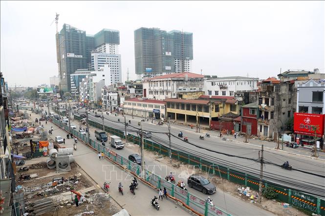 Trong ảnh: Tuyến đường vành đai 2 (phần đi bằng) đoạn Vĩnh Tuy - Chợ Mơ - Ngã Tư Vọng có chiều dài hơn 3km, sau khi hoàn thành sẽ có mặt cắt ngang rộng từ 53,5 - 63,5 m. Ảnh: Huy Hùng - TTXVN