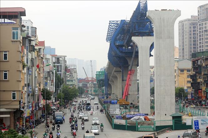 Trong ảnh: Các trụ bê tông từ cầu vượt Ngã Tư Vọng đến nút giao Tôn Thất Tùng phần lớn đã được hoàn thiện. Ảnh: Huy Hùng - TTXVN