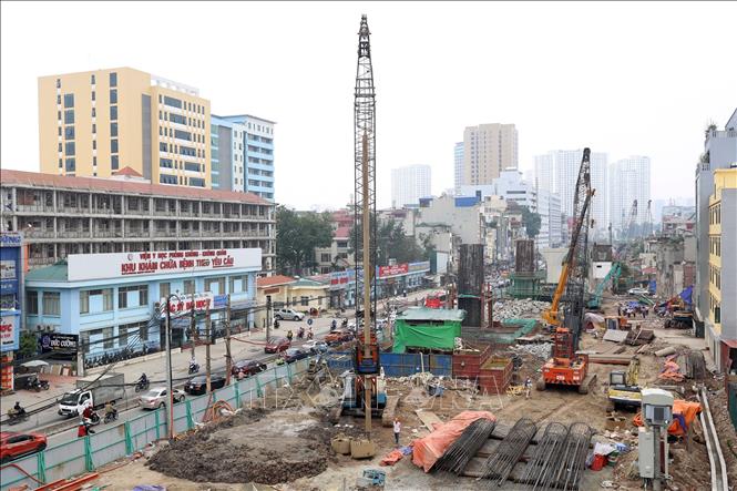 Trong ảnh: Điểm cuối tuyến phía giáp Ngã Tư Sở đang được các nhà thầu triển khai thi công phần vừa được giải phóng mặt bằng. Ảnh: Huy Hùng - TTXVN  