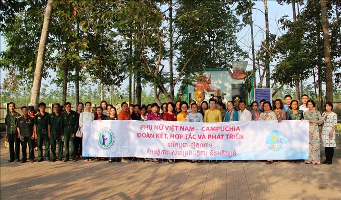 Trong ảnh: Các đại biểu thăm Khu chứng tích tội ác quân Khmer đỏ Pol Pot-Ieng Sary tại xã Tân Lập. Ảnh: Thanh Tân-TTXVN