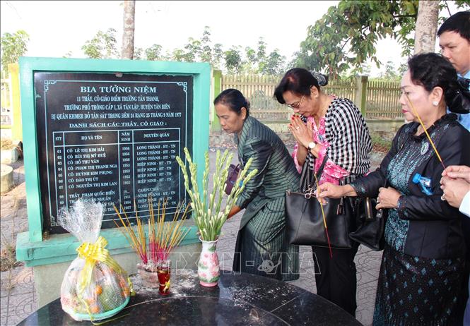 Trong ảnh: Các đại biểu viếng thăm Khu chứng tích tội ác quân Khmer đỏ Pol Pot-Ieng Sary tại xã Tân Lập. Ảnh: Thanh Tân-TTXVN