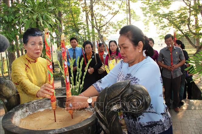 Trong ảnh: Các đại biểu dâng hương tại Khu chứng tích tội ác quân Khmer đỏ Pol Pot-Ieng Sary tại xã Tân Lập. Ảnh: Thanh Tân-TTXVN