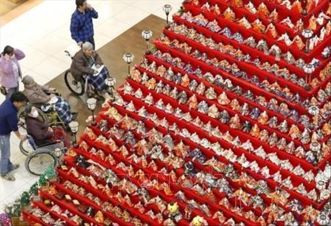 Trong ảnh: Khoảng 1.800 búp bê Hina được trưng bày tại trung tâm thương mại ở Konosu, tỉnh Saitama, Nhật Bản, chào đón lễ hội Hina matsuri . Ảnh: Kyodo/ TTXVN
