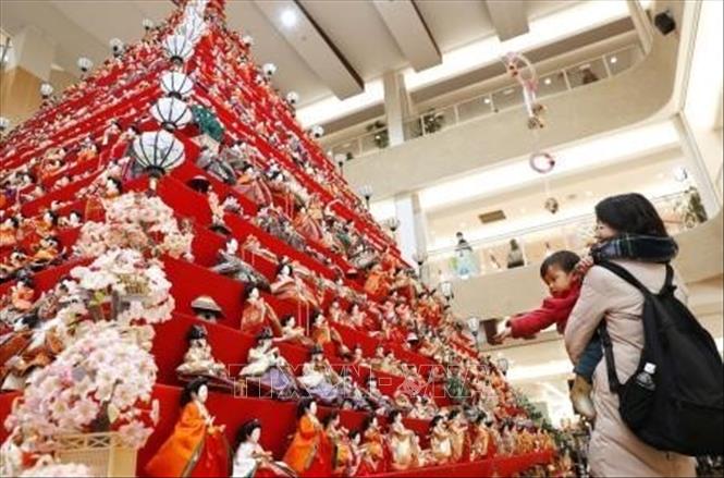 Trong ảnh: Khoảng 1.800 búp bê Hina được trưng bày tại trung tâm thương mại ở Konosu, tỉnh Saitama, Nhật Bản, chào đón lễ hội Hina matsuri . Ảnh: Kyodo/ TTXVN