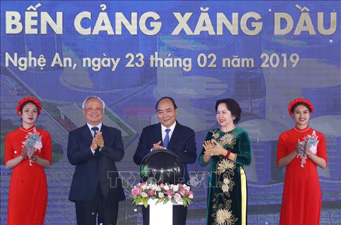 Trong ảnh: Thủ tướng Nguyễn Xuân Phúc và Phó Chủ tịch Quốc hội Uông Chu Lưu thực hiện nghi thức khánh thành Tổng kho và Bến cảng xăng dầu DKC PETRO tỉnh Nghệ An. Ảnh: Thống Nhất – TTXVN
