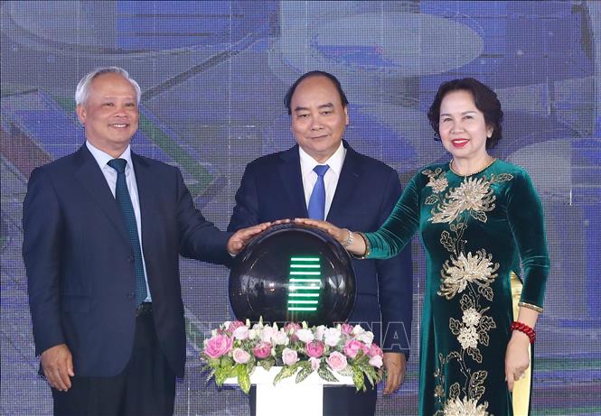 Trong ảnh: Thủ tướng Nguyễn Xuân Phúc và Phó Chủ tịch Quốc hội Uông Chu Lưu thực hiện nghi thức khánh thành Tổng kho và Bến cảng xăng dầu DKC PETRO tỉnh Nghệ An. Ảnh: Thống Nhất – TTXVN
