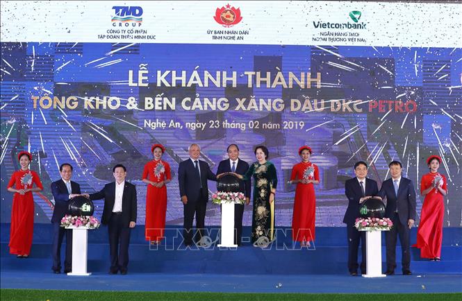 Trong ảnh: Thủ tướng Nguyễn Xuân Phúc và Phó Chủ tịch Quốc hội Uông Chu Lưu cùng các đại biểu thực hiện nghi thức khánh thành Tổng kho và Bến cảng xăng dầu DKC PETRO tỉnh Nghệ An. Ảnh: Thống Nhất – TTXVN
