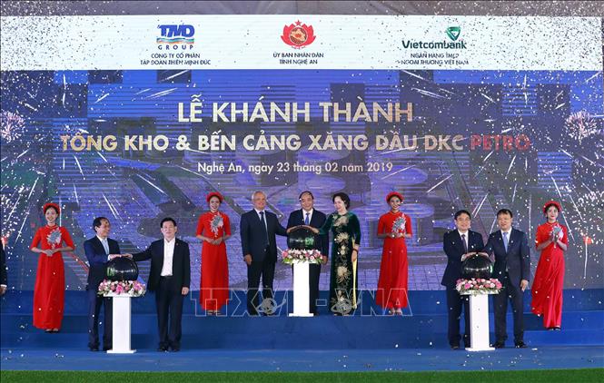 Trong ảnh: Thủ tướng Nguyễn Xuân Phúc và Phó Chủ tịch Quốc hội Uông Chu Lưu cùng các đại biểu thực hiện nghi thức khánh thành Tổng kho và Bến cảng xăng dầu DKC PETRO tỉnh Nghệ An. Ảnh: Thống Nhất – TTXVN

