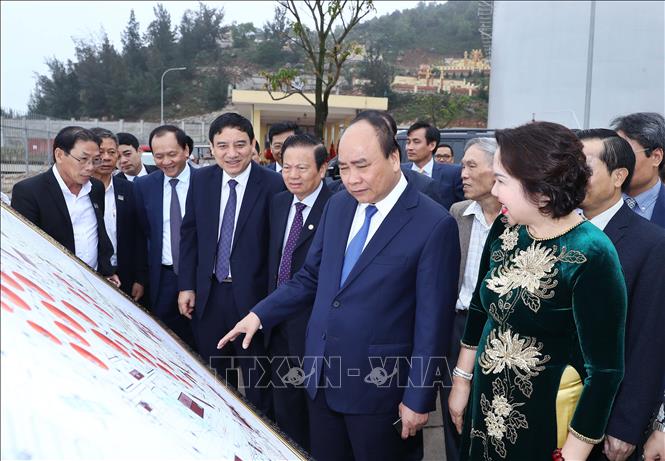 Trong ảnh: Thủ tướng Nguyễn Xuân Phúc và các đại biểu tham quan Tổng kho và Bến cảng xăng dầu DKC PETRO tỉnh Nghệ An. Ảnh: Thống Nhất – TTXVN
