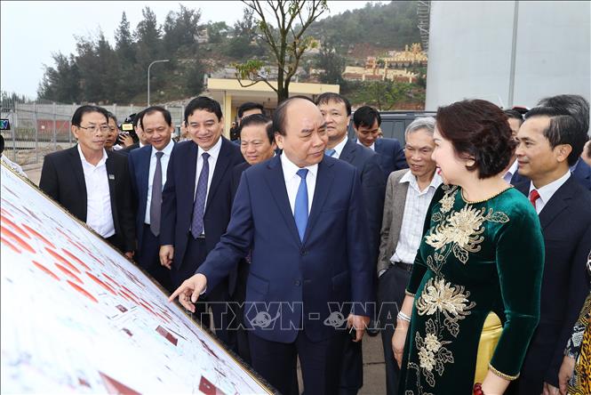 Trong ảnh: Thủ tướng Nguyễn Xuân Phúc và các đại biểu tham quan Tổng kho và Bến cảng xăng dầu DKC PETRO tỉnh Nghệ An. Ảnh: Thống Nhất – TTXVN
