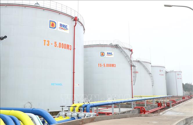 Trong ảnh: Tổng kho DKC với quy mô kho xăng dầu, nhựa đường, gas có sức chứa 115.000m3. Ảnh: Thống Nhất – TTXVN