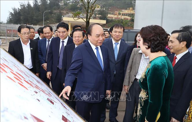 Tronh ảnh: Thủ tướng Nguyễn Xuân Phúc và các đại biểu tham quan Tổng kho và Bến cảng xăng dầu DKC PETRO tỉnh Nghệ An. Ảnh: Thống Nhất – TTXVN
