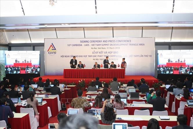 Trong ảnh: Thủ tướng Việt Nam Nguyễn Xuân Phúc, Thủ tướng Chính phủ Hoàng gia Campuchia Samdech Techo Hun Sen và Thủ tướng Lào Thongloun Sisoulith ký Tuyên bố chung Hội nghị Cấp cao hợp tác Khu vực Tam giác phát triển Campuchia – Lào - Việt Nam (CLV) lần thứ 10 trước sự chứng kiến của các cơ quan báo chí trong nước và quốc tế, chiều 31/3/2018, tại Hà Nội. Ảnh: TTXVN