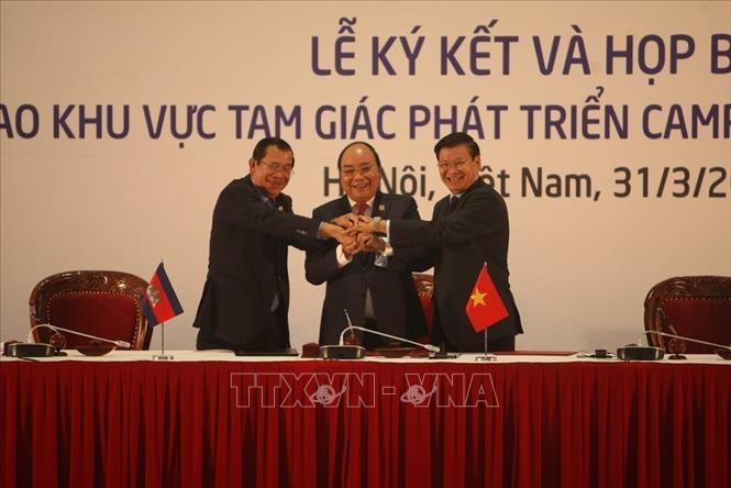 Trong ảnh: Thủ tướng Việt Nam Nguyễn Xuân Phúc, Thủ tướng Chính phủ Hoàng gia Campuchia Samdech Techo Hun Sen và Thủ tướng Lào Thongloun Sisoulith bắt chặt tay, thể hiện tinh thần đoàn kết và hợp tác ba nước sau khi ký kết Tuyên bố chung Hội nghị Cấp cao hợp tác Khu vực Tam giác phát triển Campuchia – Lào - Việt Nam (CLV) lần thứ 10, ngày 31/3/2018, tại Hà Nội. Ảnh: TTXVN