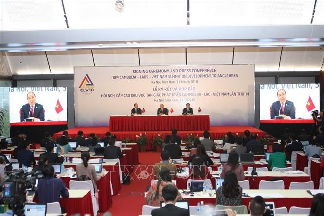 Trong ảnh: Thủ tướng Việt Nam Nguyễn Xuân Phúc, Thủ tướng Chính phủ Hoàng gia Campuchia Samdech Techo Hun Sen và Thủ tướng Lào Thongloun Sisoulith chủ trì họp báo, thông báo kết quả Hội nghị Cấp cao hợp tác Khu vực Tam giác phát triển Campuchia – Lào - Việt Nam (CLV) lần thứ 10, chiều 31/3/2018, tại Trung tâm Hội nghị Quốc gia (Hà Nội). Ảnh: TTXVN