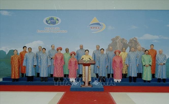 Trong ảnh: Chủ tịch nước Nguyễn Minh Triết đọc Tuyên bố chung tại phiên bế mạc Hội nghị các nhà lãnh đạo các nền kinh tế APEC lần thứ 14, chiều 19/11/2006, tại Trung tâm Hội nghị Quốc gia (Hà Nội). Đây là lần đầu tiên Việt Nam tổ chức Hội nghị cấp cao APEC và thành công tốt đẹp. Ảnh: Nguyễn Khang - TTXVN
