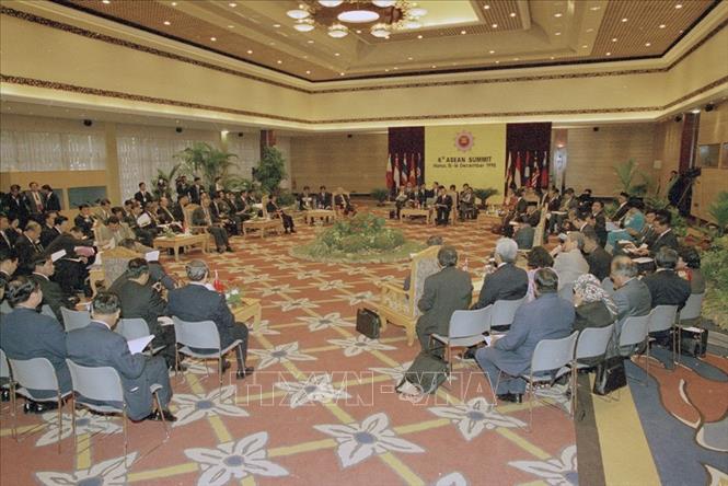 Trong ảnh: Phiên họp thông qua Chương trình hành động Hà Nội và Tuyên bố Hà Nội, ngày 16/12/1998, tại Trung tâm Hội nghị quốc tế (Hà Nội), trong khuôn khổ Hội nghị cấp cao ASEAN lần thứ 6, diễn ra từ 15-16/12/1998 tại Hà Nội. Ảnh: Nguyễn Khang - TTXVN
