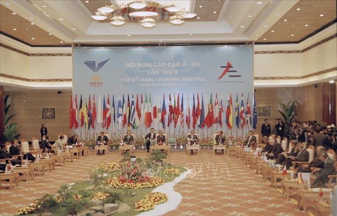 Trong ảnh: Phiên họp chính thức của Hội nghị cấp cao Á-Âu lần thứ 5 (ASEM 5), được tổ chức tại Hà Nội từ ngày 8-9/10/2004 dưới sự chủ trì của Thủ tướng Phan Văn Khải. Ảnh: Nhan Sáng - TTXVN
