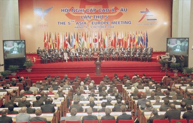 Trong ảnh: Phiên khai mạc Hội nghị cấp cao Á-Âu lần thứ 5 (ASEM 5), ngày 8/10/2004 tại Hội trường Ba Đình (Hà Nội) với sự tham dự của 38 Trưởng đoàn các nước Á-Âu. Chủ tịch nước Trần Đức Lương đọc diễn văn khai mạc. Ảnh: Nhan Sáng - TTXVN
