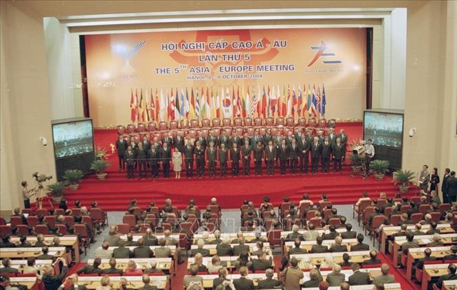 Trong ảnh: Chủ tịch nước Trần Đức Lương, Thủ tướng Phan Văn Khải và Trưởng đoàn các nước tham dự Hội nghị cấp cao Á-Âu lần thứ 5 (ASEM 5) chụp ảnh chung tại phiên khai mạc, sáng 8/10/2004 ở Hội trường Ba Đình (Hà Nội). Ảnh: Trí Dũng - TTXVN    