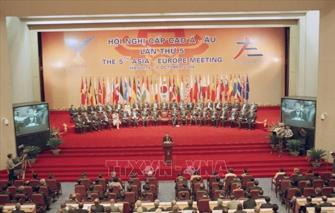 Trong ảnh: Chủ tịch nước Trần Đức Lương đọc diễn văn khai mạc Hội nghị cấp cao Á-Âu lần thứ 5 (ASEM 5), sáng 8/10/2004, tại Hội trường Ba Đình (Hà Nội). Ảnh: Trí Dũng - TTXVN     