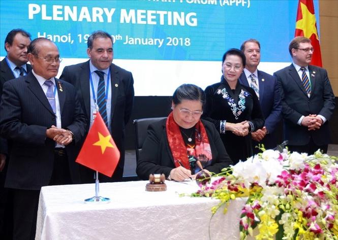 Trong ảnh: Phó Chủ tịch Thường trực Quốc hội, Trưởng ban tổ chức APPF-26 Tòng Thị Phóng ký Tuyên bố chung tại phiên toàn thể 4 về các vấn đề APPF, trong khuôn khổ Hội nghị thường niên lần thứ 26 Diễn đàn nghị viện Châu Á - Thái Bình Dương (APPF 26), diễn ra từ ngày 18-21/1/2018, tại Hà Nội. Ảnh: An Đăng – TTXVN