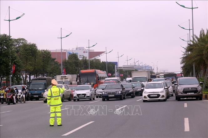 Photo: Traffic police instruct US logistics vehicles to hotels in Hanoi. VNA Photo: Huy Hùng