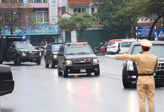 Photo: Traffic police instruct US logistics vehicles to hotels in Hanoi. VNA Photo: Trọng Đạt