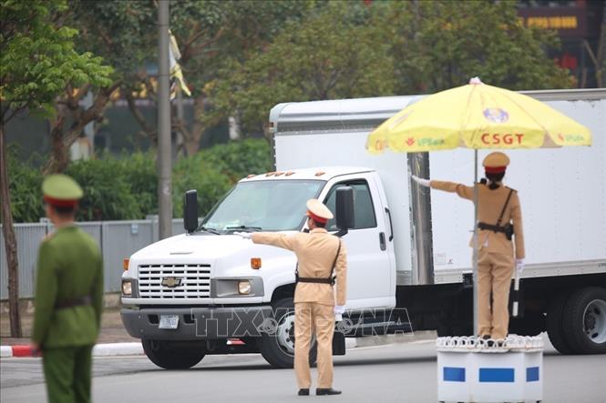 Photo: Traffic police instruct US logistics vehicles to hotels in Hanoi. VNA Photo: Trọng Đạt