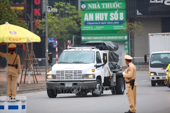 Photo: Traffic police instruct US logistics vehicles to hotels in Hanoi. VNA Photo: Trọng Đạt