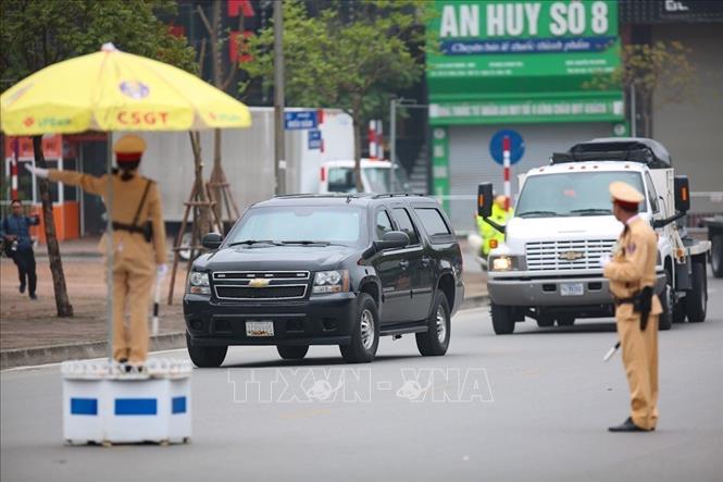 Photo: Traffic police instruct US logistics vehicles to hotels in Hanoi. VNA Photo: Trọng Đạt