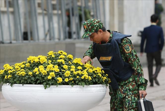 Photo: Sappers make safety checks at places where the activities within the second US-DPRK summit will take place. VNA Photo: Dương Giang 