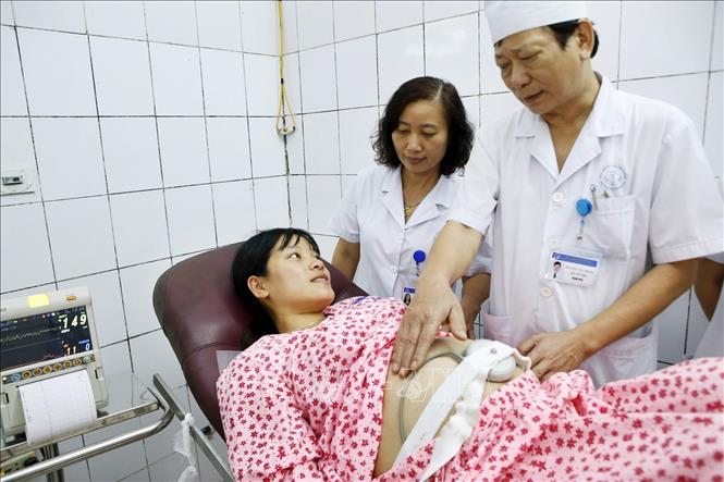 Trong ảnh: Bác sĩ chuyên khoa II Trần Văn Chung mặc dù bận rộn với công tác quản lý nhưng vẫn trực tiếp đào tạo nâng cao năng lực cho các bác sĩ trong việc tiên lượng, đánh giá tình trạng sản phụ để xử trí an toàn chuyên môn. Ảnh: Dương Ngọc – TTXVN