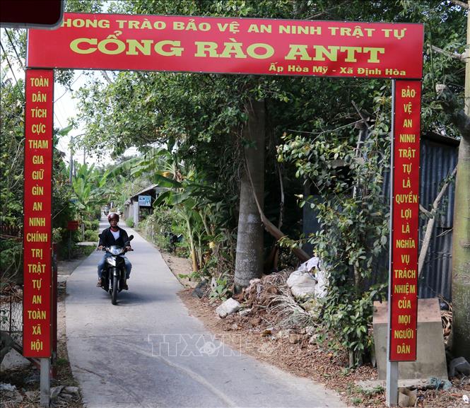 Trong ảnh: Đường về các phum sóc trong huyện đã được trải nhựa, bê tông hóa. Ảnh: Lê Sen - TTXVN