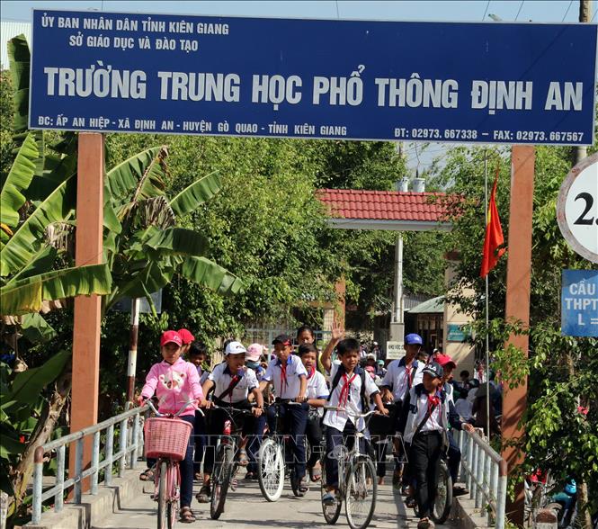 Trong ảnh: Trường học trên địa bàn huyện Gò Quao được xây dựng mới khang trang, giúp con em đồng bào dân tộc Khmer đến trường học tập tốt hơn. Ảnh: Lê Sen - TTXVN
