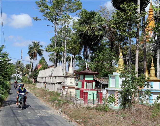 Trong ảnh: Đường về các phum sóc trong huyện được xây dựng khang trang. Ảnh: Lê Sen - TTXVN